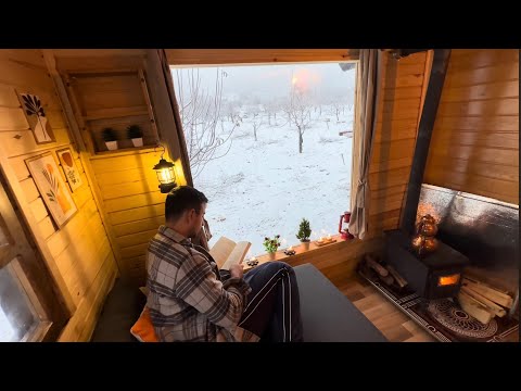 Видео: Сказочный снежный день в деревянном доме - сильный снегопад