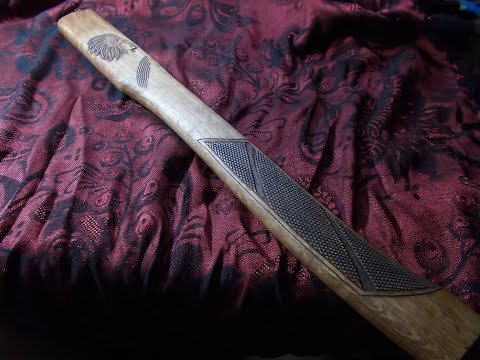 Видео: Топорище резное .Индеец,череп буйвола,насечка. Резьба по дереву бормашиной Проба чекеринга #2./