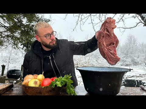 Видео: Рецепт острого тушеного мяса в холодный зимний день, полный снега.