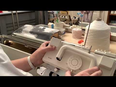 Видео: Вводная экскурсия по перфокарточной вязальной машине Silver Reed