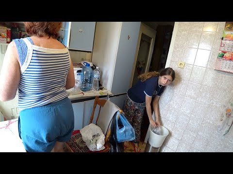 Видео: УТРЕННИЕ РАЗБОРКИ ЛИЗЫ И БАБУЛИ