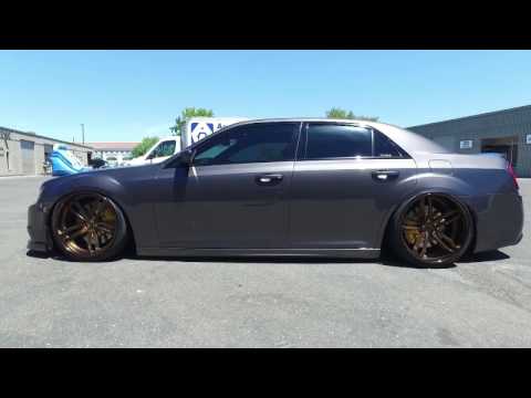 Видео: Распаковка кастомизированного Chrysler 300 S