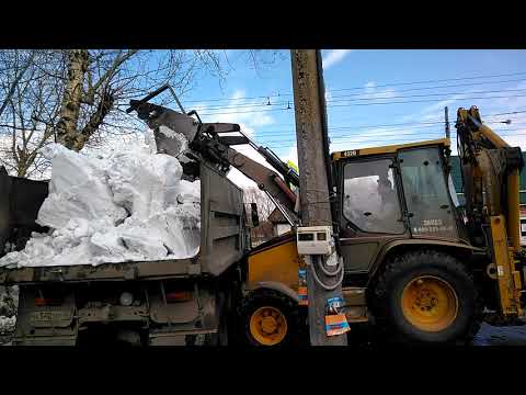 Видео: Как погрузить мокрый снег в КАМАЗ! Экскаватор-погрузчик Caterpiller432D