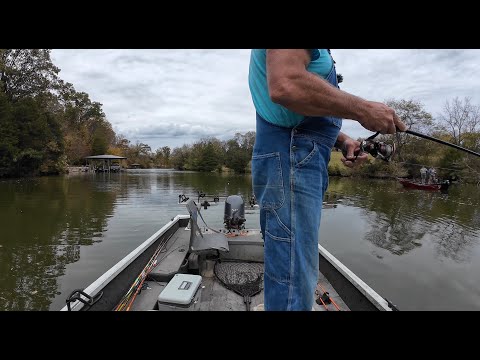 Видео: Вот как легко можно погибнуть во время рыбалки