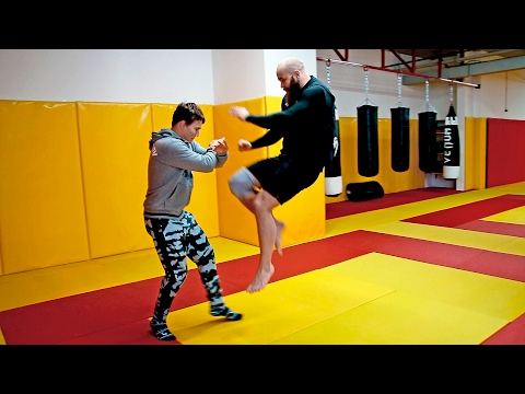 Видео: Как правильно бить коленями в драке - Самбо для пацанов