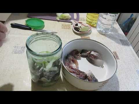 Видео: Вкусный маринованный карась в банке