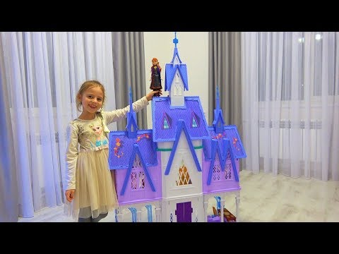 Видео: Настя нашла под ёлкой ПОДАРОК Куклы и волшебный мерцающий замок Холодное Сердце 2