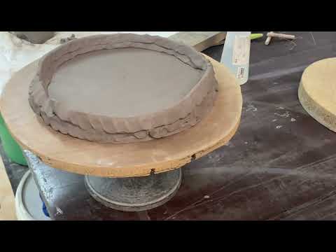 Видео: Как се прави саксия? | Градене на ръка. | Уроци по керамика