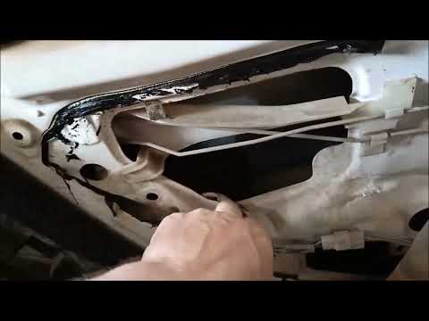 Видео: Mazda 626- заклинило заднюю пассажирскую дверь