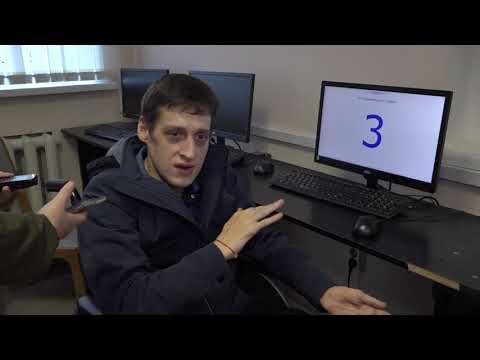 Видео: Инвалид-колясочник жалуется на отсутствие парковки для его машины во дворе  // "Новости 49" 29.10.21