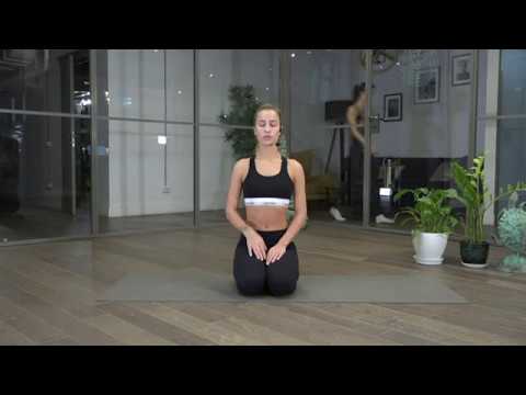 Видео: Йога для начинающих и продолжающих. Занятия йогой с Сашей 50 минут. Пранаяма, асаны, медитация.