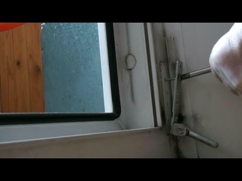 Видео: Замена Нижней Петли Пластиковой Двери Фурнитура Мако(Масо). Ремонт Пластиковых Окон.