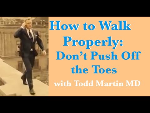 Видео: Как ходить правильно: не отталкивайтесь пальцами ног с Тоддом Мартином, доктором медицины