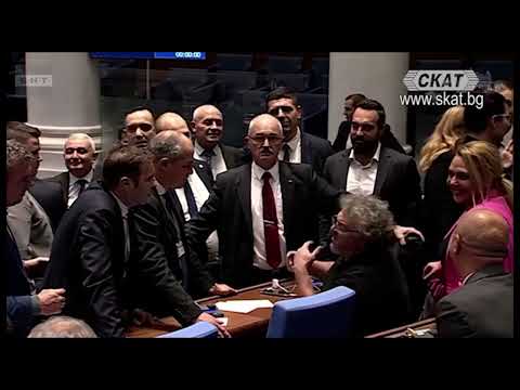 Видео: Екшън в Парламента: Депутати си налетяха на бой