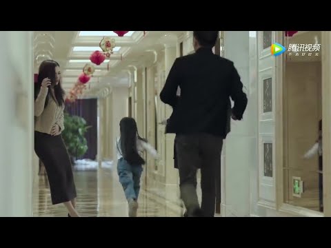 Видео: Любовница беременна и заставляет его жениться, но его 6-летняя дочь толкает ее.