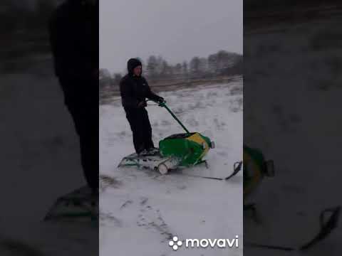 Видео: Мини снегоход проверяем на прочность в мокрый снег. Решили покататься по лесу!