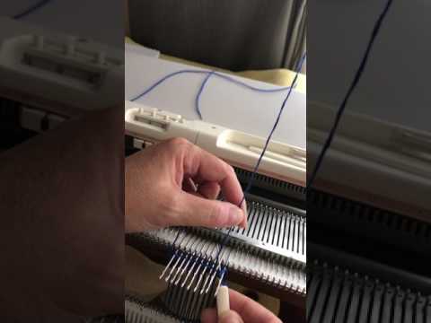 Видео: Бахрома или декоративные длинные петли в начале вязания изделия.