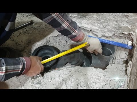 Видео: Хотели поставить унитаз, но труба была узкой, поэтому поменяли местами