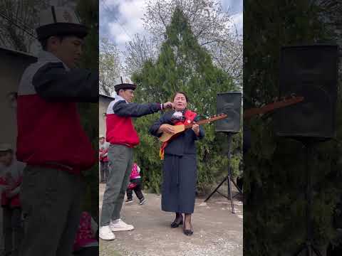 Видео: Азиз Батыров устаты Роза Аманова менен сыйлык алышты 👏