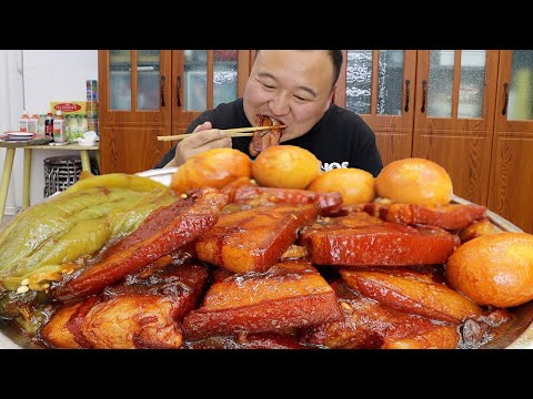 Видео: Ah Qiang Simply готовит знаменитое блюдо из свинины в Цзинане, которое жирное, но не жирное!