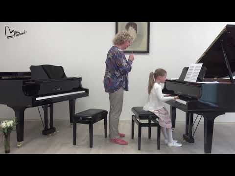Видео: 27.09.2020 Мастер-классы Миры Марченко (фортепиано), ученица: Ульяна Родина, 7 лет