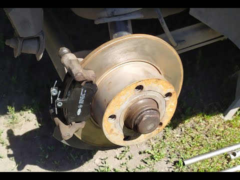 Видео: Подробно:Замена дисков, колодок и направляющих Ауди С4