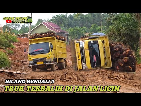 Видео: Шокирующее событие | Водитель теряет управление за секунды до того, как грузовик переворачивается на