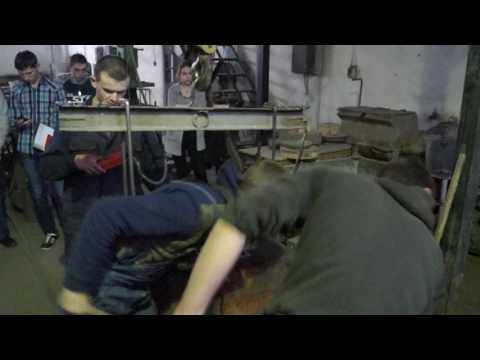 Видео: Ручная формовка в парных опоках по разъемной модели