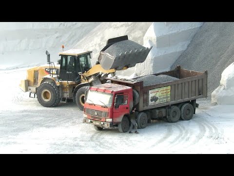 Видео: «Ответственный» Водитель самосвала HOWO 8х4 на погрузке