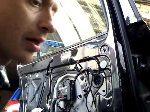 Видео: Как снять извлечь заменить стекло задней двери SKODA SUPERB(2011)demontaz zamiana szyby drzwi tyl!