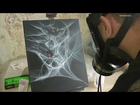 Видео: Покрытие холста лаком.