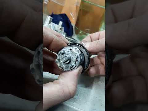 Видео: Как разобрать замок зажигания на шкоде актавия а5 и фольцваген, а тагже поченить и дороботать.