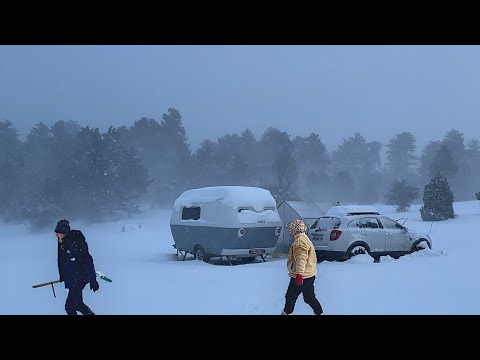 Видео: 5-ДНЕВНЫЙ КЕМПИНГ В СНЕЖНУЮ БУРАНУ | Разрыв шины каравана