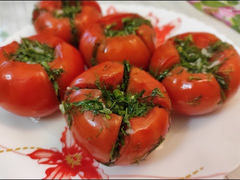 Видео: Малосольные помидоры с чесноком и зеленью! Закуска, от которой невозможно отказаться!