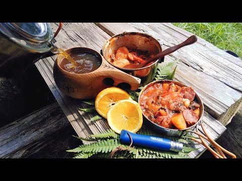 Видео: Один в лесу.БУШКРАФТ.Ароматные тушеные овощи с копченой колбасой на костре.Кухня в лесу.Летний поход