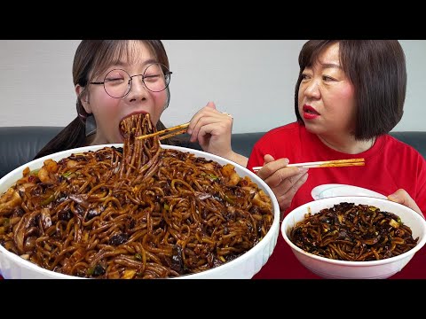 Видео: ОГРОМНОЕ шоу с лапшой из черной фасоли!! (с мамой) l MUKBANG l jajangmyeon l ASMR