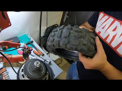 Видео: Как поменять покрышку 11 дюймов на электросамокате.