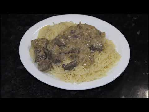 Видео: Печень говяжья со сметаной и луком // быстрый и очень вкусный рецепт!!!
