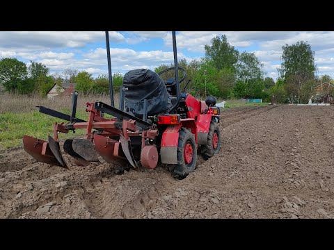 Видео: Мтз 132н Посадка картошки окучником