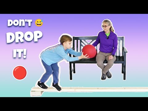 Видео: Как развить равновесие у детей 💪🏽 | Челлендж с прыгающим мячом и бревном | Детская физиотерапия #32