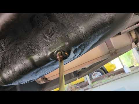 Видео: Замена масла Cummins ISC в моем автодоме