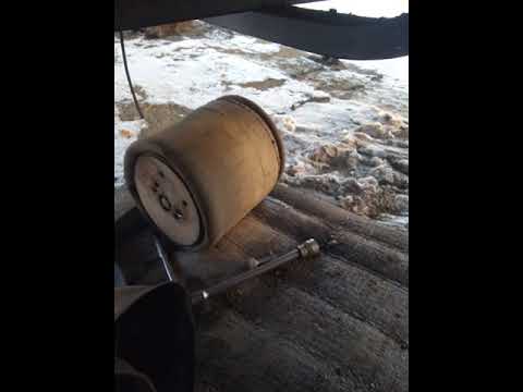 Видео: Просто и дешево изготовливаем кронштейн подъемной оси на полуприцеп.