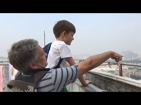 Видео: Наша жизнь в Китае. Два года на районе с самым большим количеством Айфонов в мире