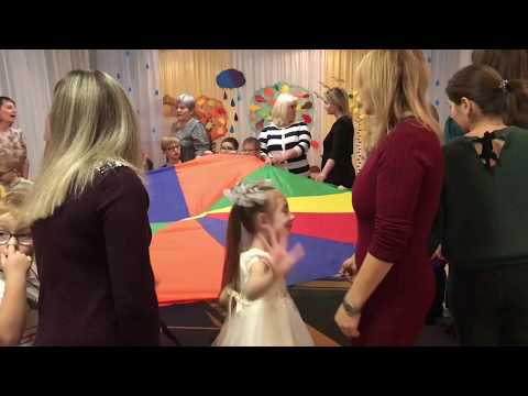 Видео: Музыкальная игра "Мы поднимем парашют, Ваня с Машей побегут"