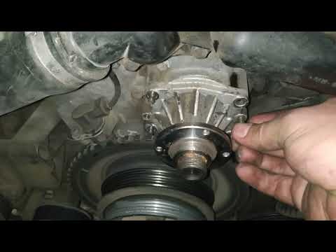 Видео: BMW E39 Замена помпы