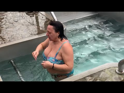 Видео: КРЕЩЕНСКИЕ КУПАНИЯ 2022 ТЕМПЕРАТУРА -5 ГРАДУСОВ ICE СRYSTAL CLEAR WATER SWIMMING