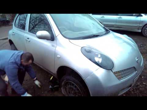 Видео: Замена передних колодок. Ниссан Микра. Леха слесарит.