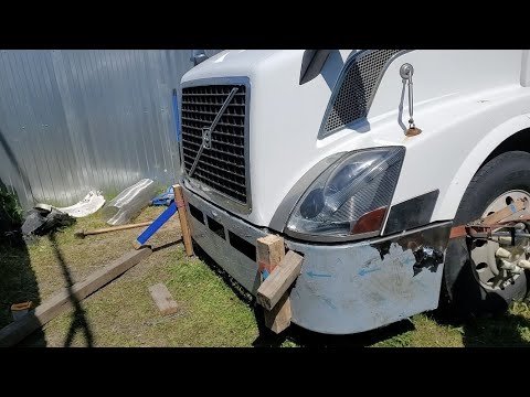 Видео: Установка бампера из нержавейки на Volvo VNL 780.