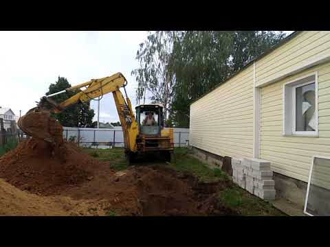 Видео: Федя на экскаваторе копает  яму в Раменье и ставит кольца
