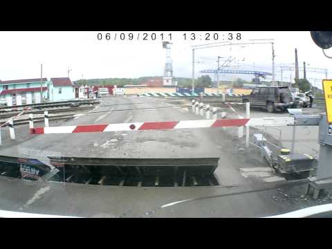 Видео: шлагбаум бум. железнодорожный переезд океанская.